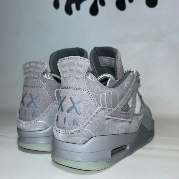 Jordan 4 x Kaws "Cool Grey" - Imagem 4