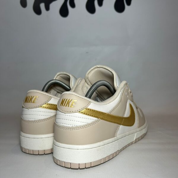 Dunk Low "Gold Swoosh" - Imagem 3