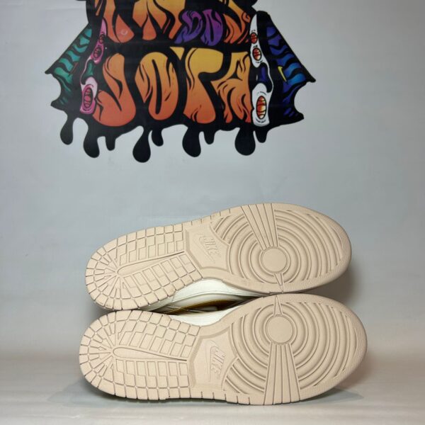 Dunk Low "Gold Swoosh" - Imagem 4